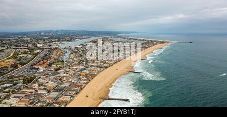 Vue aérienne de la côte et des Jetties de Newport Beach, Californie - N° 1 Banque D'Images