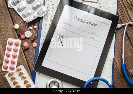 Antécédents médicaux du patient sur un comprimé avec stéthoscope Banque D'Images