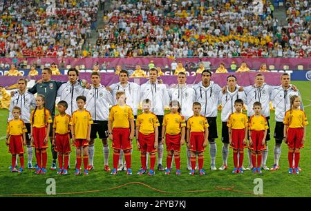LVIV, UKRAINE - 17 JUIN 2012: Les joueurs allemands écoutent l'hymne national avant le jeu de l'UEFA EURO 2012 Allemagne / Danemark à Lviv Arena staduim à Lviv. L'Allemagne en a gagné 2-1 Banque D'Images