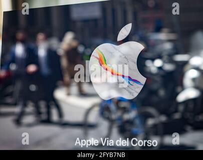 Logo Apple dans la fenêtre du nouvel Apple Store dans Rome Banque D'Images