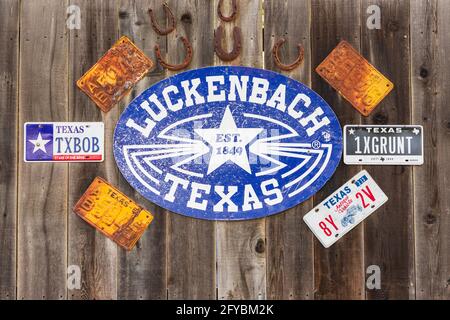 Luckenbach, Texas, États-Unis. 13 avril 2021. Panneau pour la petite ville de Luckenbach, Texas. Banque D'Images