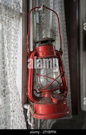 vieille lampe à huile dans une maison abandonnée Banque D'Images