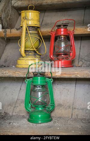 vieille lampe à huile dans une maison abandonnée Banque D'Images