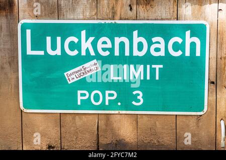 Luckenbach, Texas, États-Unis. 13 avril 2021. Signe de population à Luckenbach, Texas. Banque D'Images