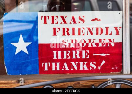 Bandera, Texas, États-Unis. 14 avril 2021. Panneau amical du Texas dans le pays de colline du Texas. Banque D'Images