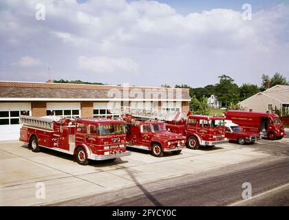 ANNÉES 1960 5 VÉHICULES D'URGENCE CAMIONS COMPRENANT UNE AMBULANCE DEVANT DU BÂTIMENT DU SERVICE D'INCENDIE BÉNÉVOLE DE LENOLA NJ USA - KF6289 HAR001 HARS GRAND ANGLE FIREMAN CATASTROPHE PROTECTION AVENTURE FORCE COURAGE SAVOIR EXTÉRIEUR PROGRÈS PUISSANT FIERTÉ DE L'AUTORITÉ NJ OCCUPATIONS POMPIERS CONCEPTUEL ÉLÉGANT SOUTIEN VÉHICULES NEW JERSEY PETITE VILLE COOPÉRATION LES POMPIERS INCENDIES DE CROISSANCE TOGETHERNESS SERVICE DES INCENDIES HAR001 Y COMPRIS VIEUX À LA MODE Banque D'Images