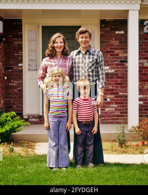 ANNÉES 1970 FAMILLE TYPIQUE D'AMÉRIQUE DU CAUCASE DEBOUT DEVANT LE SUBURBAIN MAISON EN BRIQUE MÈRE PÈRE FILS FILLE REGARDANT L'APPAREIL PHOTO - KJ7988 HAR001 HARS FEMME LADY MARI DAD QUATRE VÊTEMENTS DE MAMAN PAIRE NOSTALGIQUE 4 COMMUNAUTÉ SUBURBAIN COULEUR JEANS MÈRES VIEUX TEMPS NOSTALGIE FRÈRE VIEILLE MODE SOEUR 1 JEUNE STYLE BIENVENUE COTON DESIGN FILS HEUREUX FAMILLES JOIE STYLE DE VIE SATISFACTION ARCHITECTURE BRIQUE FEMMES MAISONS FRÈRES MARIÉS CONJOINT ÉPOUX ÉPOUX HYGIÈNE VIE À LA MAISON ÉTATS-UNIS COPIER ESPACE AMITIÉ FEMMES FILLES PLEINE LONGUEUR PERSONNES RÉSIDENTIEL ÉTATS-UNIS DES ETATS-UNIS MÂLES BÂTIMENTS RAYURES Banque D'Images