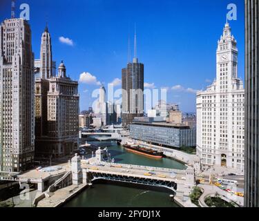 HORIZON DES ANNÉES 1960 LE LONG DE LA CHICAGO RIVER MICHIGAN AVENUE EN PREMIER PLAN CHICAGO ILLINOIS USA - KR12173 KRU001 HARS ÉLÉGANT EDIFICE FREIGHTER BLUE SKY GROWTH ILLINOIS FOREGROUND IL OLD FASHIONED Banque D'Images