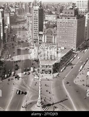 DANS LES ANNÉES 1930, COLUMBUS CIRCLE AVEC L'INTERSECTION DE BROADWAY SUR LA GAUCHE AVEC TROLLEY CARS ET CENTRAL PARK WEST ET 59TH STREETS NYC ETATS-UNIS - Q49658 CPC001 MESURE DE TRANSPORT HARS CHENILLES N&B NORD AMÉRIQUE STRUCTURE NORD-AMÉRICAINE HAUT ANGLE AVENTURE INTERSECTION PROPRIÉTÉ ET AUTOS EXTÉRIEUR DE PROGRÈS DIRECTION OPPORTUNITÉ NYC TROLLEY IMMOBILIER NOUVEAU YORK STRUCTURES AUTOMOBILES GARE ROUTIÈRE VILLES COLUMBUS CIRCLE VÉHICULES EDIFICE NEW YORK CITY 59TH BROADWAY NOIR ET BLANC CENTRAL PARK CENTRAL PARK WEST CHRISTOPHER COLUMBUS HAUT-OUEST À L'ANCIENNE CÔTÉ Banque D'Images