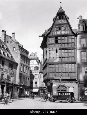 VOITURE DES ANNÉES 1920 GARÉE PAR LA CÉLÈBRE MAISON KAMMERZELL CONSTRUITE EN 1427 ARCHITECTURE MÉDIÉVALE REMARQUABLEMENT PRÉSERVÉE STRASBOURG ALSACE FRANCE - R2635 HAR001 HARS NOIR ET BLANC HAR001 NORD-OUEST À L'ANCIENNE CONSERVÉ Banque D'Images