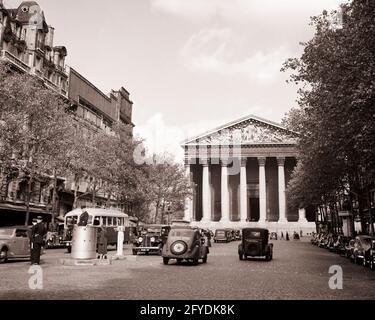 VUE DES ANNÉES 1950 SUR LA RUE JUSQU'À L'ÉGLISE DE LA MADELEINE A. BÂTIMENT NÉOCLASSIQUE SUR LA PLACE DE LA MADELEINE PARIS FRANCE - R5124 HAR001 HARS STRUCTURE EUROPÉENNE RELIGIEUX VÉHICULE AUTOMOBILE AUTOS NÉOCLASSIQUE UP DE AUTOMOBILES VÉHICULES FIDÈLES BUS FOI GENDARME MADELEINE TRANSIT CROYANCE NOIR ET BLANC HAR001 LA VÉHICULES AUTOMOBILES À L'ANCIENNE Banque D'Images