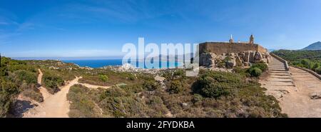 FRANCE. HAUTE CORSE (2B) BALAGNE. CALVI, CHAPELLE NOTRE-DAME-DE-LA-SERRA. VUE AÉRIENNE AVEC UN MÂT TÉLESCOPIQUE Banque D'Images