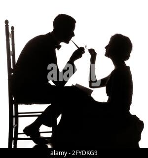 ANNÉES 1920 DOMESTICITÉ JEUNE COUPLE HOMME ET FEMME ASSIS À LA MAISON ENSEMBLE FEMME TENANT MATCH À LA PIPE DU MARI LÉGER - S1300 HAR001 FEMMES HARS MARIÉ PIPE CONJOINT ÉPOUX HYGIÈNE VIE À LA MAISON COPIER ESPACE AMITIÉ FEMMES PLEINE LONGUEUR PERSONNES CORRESPONDENT AUX HOMMES BIENVEILLANTS SÉRÉNITÉ B&W PARTENAIRE DATANT ROULEAUX BONHEUR BIEN-ÊTRE LOISIRS TABAC SILHOUETED ET LOISIRS À L'ATTRACTION DOMESTICITÉ CONNEXION TRIBUNAL SOUTIEN CONCEPTUEL ÉLÉGANT ANONYME POSSIBILITÉ SEXE ADULTE MOYEN-ADULTE HOMME ADULTE MOYEN-ADULTE FEMME DÉTENTE SOCIALE ACTIVITÉ TOGETHERNESS FEMMES JEUNE ADULTE HOMME JEUNE ADULTE FEMME NOIRE ET BLANC Banque D'Images