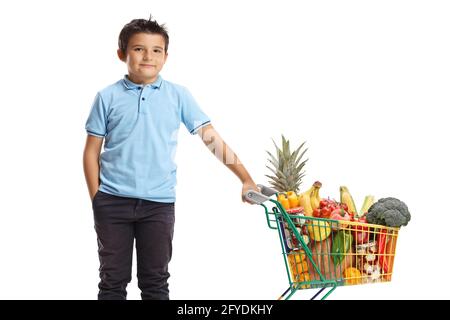 Garçon posant avec un mini-panier isolé sur blanc arrière-plan Banque D'Images