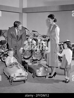 VENDEUR DES ANNÉES 1950 AIDANT LA MÈRE AVEC DEUX ENFANTS DANS LE GRAND MAGASIN GARÇON ASSIS DANS UN JOUET PÉDALIER VOITURE FILLE TENANT LA MAIN DE MOM - S7007 HAR001 HARS DAD VENDEUR QUATRE MOM INTÉRIEUR NOSTALGIQUE PAIRE 4 SUBURBAIN URBAIN MÈRES VIEUX TEMPS NOSTALGIE FRÈRE VIEUX MODE SOEUR 1 JEUNE COMMUNICATION DÉPARTEMENT FILS FAMILLES JOIE MODE DE VIE FEMMES FRÈRES MARIÉS CONJOINT ÉPOUX COPIE ESPACE PLEINE LONGUEUR DEMI-LONGUEUR DAMES FILLES PERSONNES BOUTIQUES HOMMES FRÈRES ET SŒURS PÈRES B&W PARTENAIRE VENDANT DISCUTER DU SERVICE À LA CLIENTÈLE LES MAGASINS FRÈRES ET SŒURS DADS S'EN SONT FAIT PASSER POUR L'INSPECTION DU SERVICE DES ACHATS JEUNES MI-ADULTES MI-ADULTES HOMME Banque D'Images