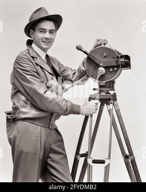 HOMME SOURIANT DES ANNÉES 1930, CINÉASTE EXPLOITANT LA CAMÉRA DE CINÉMA AKELEY JE REGARDE L'APPAREIL PHOTO PORTANT UNE VESTE EN CUIR CHAPEAU FEDORA - U153 HAR001 HARS CARRIÈRE TECHNOLOGIE INFORMATION HEUREUX JOIE STYLE DE VIE EMPLOIS STUDIO TOURNÉ FILM ESPACE DE COPIE DEMI-LONGUEUR PERSONNES INSPIRATION HOMMES CAMÉRAMAN PROFESSIONNEL CONFIANCE TRÉPIED PORTABLE B&W CONTACT VISUEL MANIVELLE COMPÉTENCE FEDORA PROFESSION BONHEUR COMPÉTENCES EXPLOITATION JOYEUSE AVENTURE STRATÉGIE CARRIÈRES CHOIX CONNAISSANCE ORIENTER LA FIERTÉ DU TRAVAIL SUR LES PROFESSIONS DE L'EMPLOI DE L'AUTORITÉ SOURIT LE LIEN CONCEPTUEL IMAGINATION JOYFUL EMPLOYÉ ÉLÉGANT VESTE EN CUIR Banque D'Images