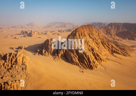 Vue sur le désert de Wadi Rum depuis une montgolfière au lever du soleil, Jordanie, avril 2018 Banque D'Images