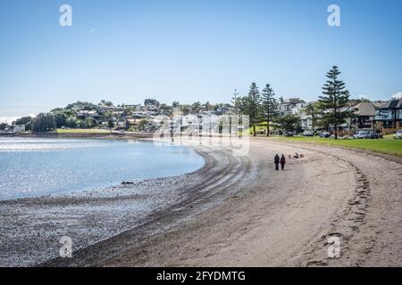 AUCKLAND, NOUVELLE-ZÉLANDE - 19 mai 2021 : longue vue sur la plage de Bucklands. Auckland, Nouvelle-Zélande - 13 mai 2021 Banque D'Images