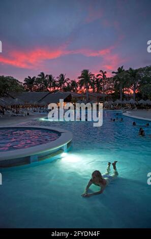 Coucher de soleil depuis une piscine au Costa Rica, en Amérique centrale Banque D'Images