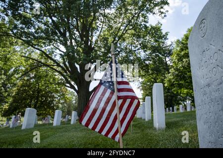 Arlington, États-Unis. 27 mai 2021. Des drapeaux sont visibles devant les pierres tombales au cimetière national d'Arlington, au cimetière national d'Arlington, en Virginie, le jeudi 27 mai 2021. Les soldats ont placé environ 260,000 petits drapeaux américains à la tête de lit avant le jour du souvenir, lundi. Photo par Tasos Katopodis/UPI crédit: UPI/Alay Live News Banque D'Images