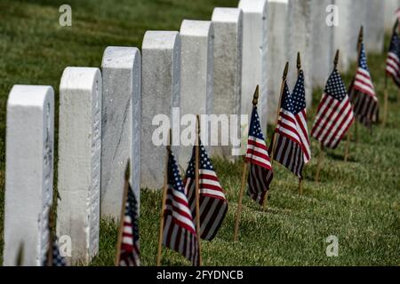 Arlington, États-Unis. 27 mai 2021. Des drapeaux sont visibles devant les pierres tombales au cimetière national d'Arlington, au cimetière national d'Arlington, en Virginie, le jeudi 27 mai 2021. Les soldats ont placé environ 260,000 petits drapeaux américains à la tête de lit avant le jour du souvenir, lundi. Photo par Tasos Katopodis/UPI crédit: UPI/Alay Live News Banque D'Images