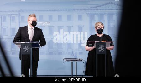 Helsinki, Finlande. 27 mai 2021. Annika Saarikko (R) et Antti Kurvinen assistent à une conférence de presse à Helsinki (Finlande), le 27 mai 2021. Annika Saarikko, l'ancien ministre finlandais de la science et de la culture, a été nommée ministre des finances jeudi par le président Sauli Niinisto. L'ancien portefeuille de Saarikko a été repris par Antti Kurvinen. (Lauri Heikkinen/Gouvernement finlandais/document via Xinhua) crédit: Xinhua/Alay Live News Banque D'Images