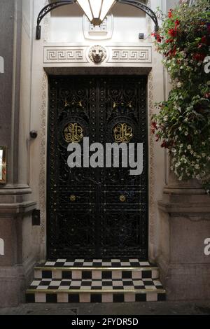 Londres, Royaume-Uni, 2.09.2020 - détail de porte en fer forgé, maison d'époque treillis monogramme Banque D'Images