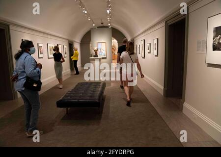 Washington, États-Unis. 27 mai 2021. Les visiteurs voient les œuvres d'art pendant l'exposition son histoire : un siècle de femmes écrivains à la National Portrait Gallery à Washington, DC, les États-Unis, le 27 mai 2021. L'exposition, qui durera jusqu'au 23 janvier 2022, présente 24 femmes de milieux divers dont les livres sont devenus des classiques et dont les mots sont bien connus. Credit: Liu Jie/Xinhua/Alay Live News Banque D'Images