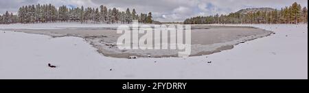 Kaibab Lake près de Williams Arizona vue de son côté est en hiver. Situé dans la forêt nationale de Kaibab. Banque D'Images