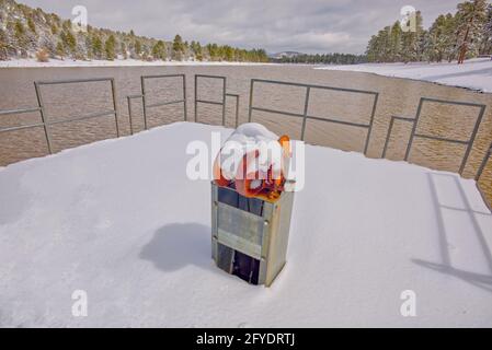 Vue depuis la jetée de pêche de Kaibab Lake Arizona en hiver. Situé dans la forêt nationale de Kaibab près de Williams. Banque D'Images