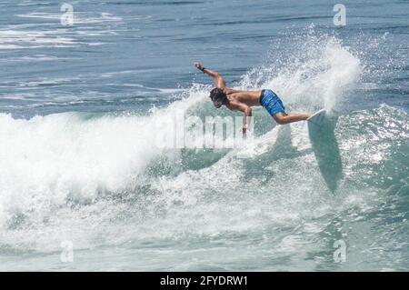 Tamanique, Salvador. 27 mai 2021. Un homme fait une vague tout en surfant.El Salvador se prépare à accueillir les Jeux mondiaux de surf ISA qui serviront de dernier round de qualificatifs olympiques pour le surf. Crédit: Camilo Freedman/ZUMA Wire/Alay Live News Banque D'Images