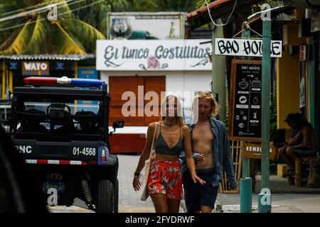 Tamanique, Salvador. 27 mai 2021. Promenade touristique à travers une zone de restaurant.El Salvador se prépare à accueillir les Jeux de surf ISA World qui serviront de dernier tour de qualifications olympiques pour le surf. Crédit: Camilo Freedman/ZUMA Wire/Alay Live News Banque D'Images