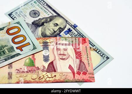 Billets de cent dollars américains et billets en monnaie riyals d'Arabie Saoudite de 100 Riyals saoudiens, monnaie d'Arabie Saoudite et devises américaines Banque D'Images