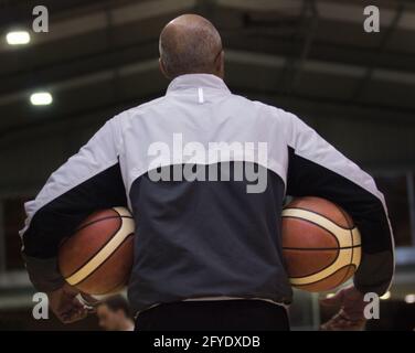 Vue arrière d'un joueur de basket-ball tenant deux balles Banque D'Images