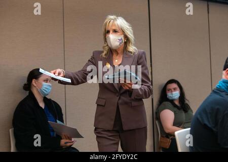 Manhattan, Kansas, États-Unis. 27 mai 2021. La première Dame, DR. JILL BIDEN, remet des bons de réduction pour les frais de scolarité aux Missouriens et aux Kansans qui ont reçu leur vaccin COVID-19 au Metropolitan Community College (MCC) de Kansas City, Missouri, jeudi. Sa visite a mis en évidence les partenariats de l'administration Biden entre les fournisseurs de vaccins du programme fédéral de pharmacie de détail et les collèges communautaires à forte inscription pour offrir des cliniques de vaccination sur place aux étudiants, au personnel et aux collectivités locales. La visite de la première dame a marqué les premières cliniques organisées dans le cadre de ce partenariat. MCC offre Banque D'Images