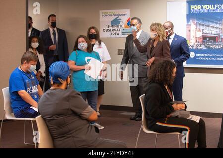 Manhattan, Kansas, États-Unis. 27 mai 2021. La première Dame, DR. JILL BIDEN, remet des bons de réduction pour les frais de scolarité aux Missouriens et aux Kansans qui ont reçu leur vaccin COVID-19 au Metropolitan Community College (MCC) de Kansas City, Missouri, jeudi. Sa visite a mis en évidence les partenariats de l'administration Biden entre les fournisseurs de vaccins du programme fédéral de pharmacie de détail et les collèges communautaires à forte inscription pour offrir des cliniques de vaccination sur place aux étudiants, au personnel et aux collectivités locales. La visite de la première dame a marqué les premières cliniques organisées dans le cadre de ce partenariat. MCC offre Banque D'Images