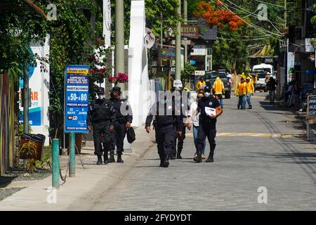 Tamanique, Salvador. 27 mai 2021. Les policiers patrouillent dans une zone de plage.El Salvador se prépare à accueillir les Jeux mondiaux de surf de l'ISA qui serviront de dernier tour de qualificatifs olympiques pour le surf. Crédit: Camilo Freedman/ZUMA Wire/Alay Live News Banque D'Images