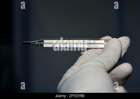 Thermomètre médical au mercure pour mesurer la température corporelle, équipement de thermomètre clinique avec échelles de mesure Fahrenheit et Celsius qui montre un Banque D'Images
