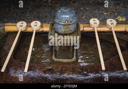 Le Japon purifie la fontaine d'eau, appelée chozubachi, au sanctuaire de Fushimi Inari Taisha, Kyoto, Japon Banque D'Images
