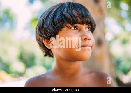 Jeune Indien de la tribu Pataxo du sud de Bahia. Enfant indien regardant à droite. Concentrez-vous sur le visage Banque D'Images