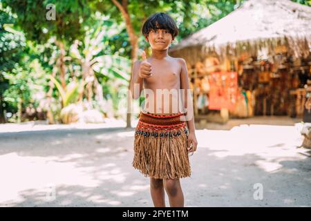 Jeune Indien de la tribu Pataxo du sud de Bahia. Enfant indien souriant et regardant la caméra. Concentrez-vous sur le visage Banque D'Images