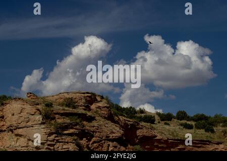 Bluffs et Clouds le long du rivage du lac Mackenzie dans le Texas Panhandle près d'Amarillo. Banque D'Images