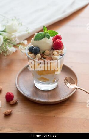 Crème glacée à la mangue et au parfum maison Banque D'Images