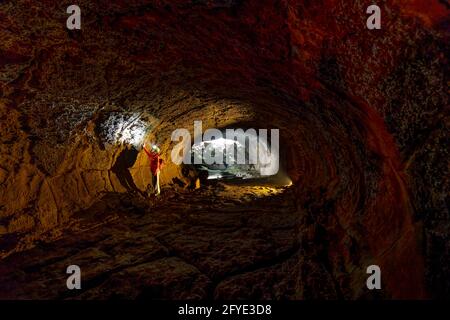 District de Dinh Quan, province de Dong Nai, Vietnam - 22 mai 2021 : une touriste féminine explore un tunnel de lave à Dinh Quan, province de Dong Nai, Vietnam Banque D'Images