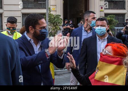 Barcelone, Espagne. 27 mai 2021. Ignacio Garriga, député du Parlement de Catalogne pour le parti d'extrême-droite Vox, est vu pendant la manifestation.environ une centaine de personnes se sont rassemblées ce jeudi après-midi dans la via Laietana à Barcelone pour protester contre le transfert du quartier général de la police nationale, Une décision que le gouvernement municipal de Barcelone veut prendre. Des représentants des partis politiques, PP (Parti populaire), Vox et Ciudadanos ont assisté à la manifestation. (Photo de Thiago Prudencio/SOPA Images/Sipa USA) crédit: SIPA USA/Alay Live News Banque D'Images