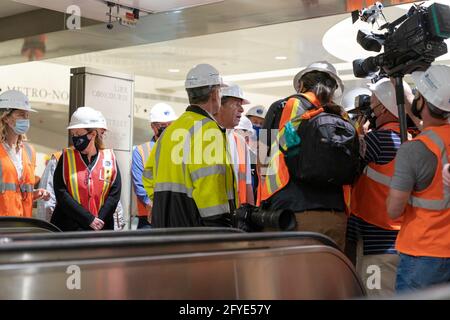 Le gouverneur Andrew Cuomo dirige une tournée de presse du projet East Side Access en cours de construction pour relier le LIRR au terminal Grand Central. L'ESA connectera LIRR au terminal Grand Central. C'est le plus grand projet de construction de MTA. L'anticipation de l'achèvement est la fin de 2022. L'ESA augmentera la capacité de LIRR pendant les heures de pointe de 45 % et permettra aux navetteurs d'économiser jusqu'à 40 minutes de temps de déplacement par jour pour atteindre le côté est de Manhattan. Une fois terminé, il aura une capacité de 8 trains pour desservir 24 trains par heure de pointe. Sur les niveaux hall et mezzanine, 25 magasins de détail seront ouverts. (Photo de Lev Radi Banque D'Images