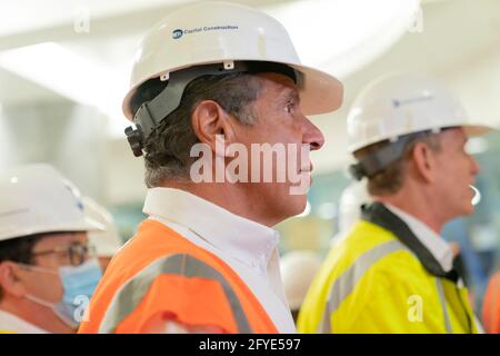 Le gouverneur Andrew Cuomo dirige une tournée de presse du projet East Side Access en cours de construction pour relier le LIRR au terminal Grand Central. C'est le plus grand projet de construction de MTA. L'anticipation de l'achèvement est la fin de 2022. L'ESA augmentera la capacité de LIRR pendant les heures de pointe de 45 % et permettra aux navetteurs d'économiser jusqu'à 40 minutes de temps de déplacement par jour pour atteindre le côté est de Manhattan. Une fois terminé, il aura une capacité de 8 trains pour desservir 24 trains par heure de pointe. Sur les niveaux hall et mezzanine, 25 magasins de détail seront ouverts. (Photo de Lev Radin/Pacific Press) Banque D'Images