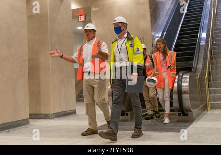 Le gouverneur Andrew Cuomo dirige une tournée de presse du projet East Side Access en cours de construction pour relier le LIRR au terminal Grand Central. L'ESA connectera LIRR au terminal Grand Central. C'est le plus grand projet de construction de MTA. L'anticipation de l'achèvement est la fin de 2022. L'ESA augmentera la capacité de LIRR pendant les heures de pointe de 45 % et permettra aux navetteurs d'économiser jusqu'à 40 minutes de temps de déplacement par jour pour atteindre le côté est de Manhattan. Une fois terminé, il aura une capacité de 8 trains pour desservir 24 trains par heure de pointe. Sur les niveaux hall et mezzanine, 25 magasins de détail seront ouverts. (Photo de Lev Radi Banque D'Images