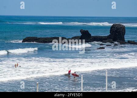 Tamanique, Salvador. 27 mai 2021. Vue générale sur la plage El Tunco. (Photo de Camilo Freedman/SOPA Images/Sipa USA) crédit: SIPA USA/Alay Live News Banque D'Images