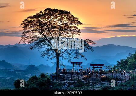 Coucher de soleil dans les montagnes du quartier MOC Chau, province de son la, Vietnam Banque D'Images